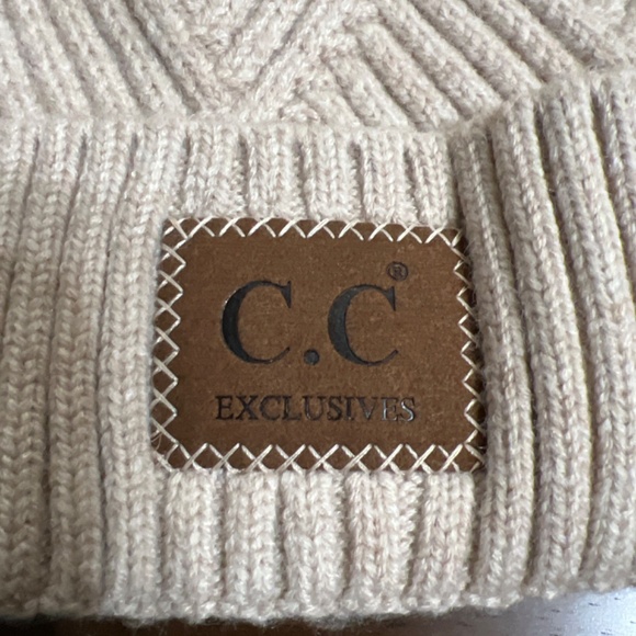 CC Exclusive Beanie With Pom Pom - Picture 2 of 9